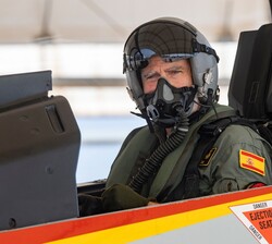 Su Majestad el Rey en el E.27 Pilatus antes de comenzar el vuelo